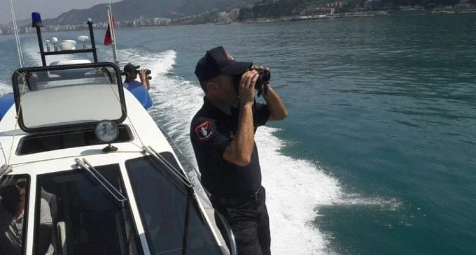 Kishin mbetur të bllokuar në det, Policia Kufitare e Vlorës u vjen në ndihmë tetë pushuesve
