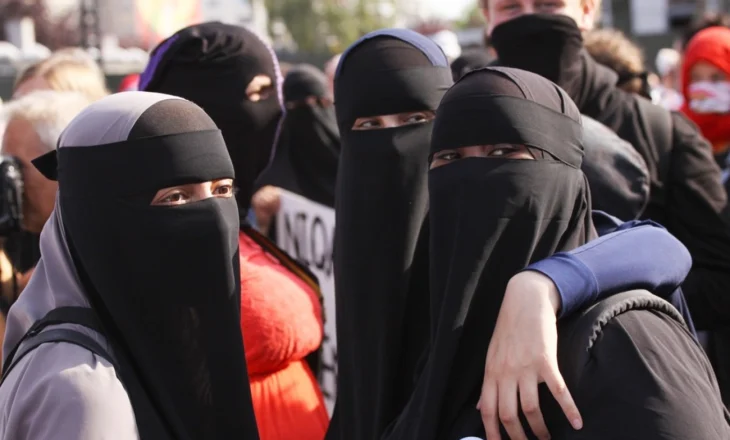 “Kod i ri veshjeje” në Siri, gratë nxiten të veshin rroba “të gjera modeste” dhe burkini në plazhe
