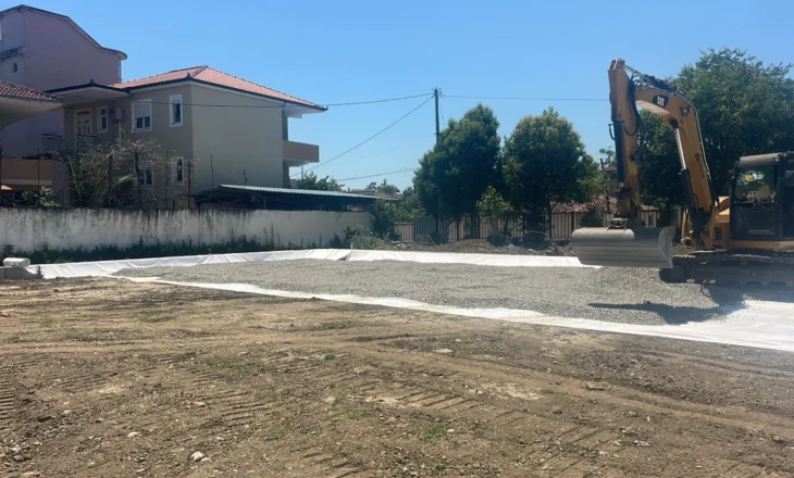 Kompleksi “Shefqet Lamçja”, vijojnë punimet për rikonstruksionin e fushës me bar natyral