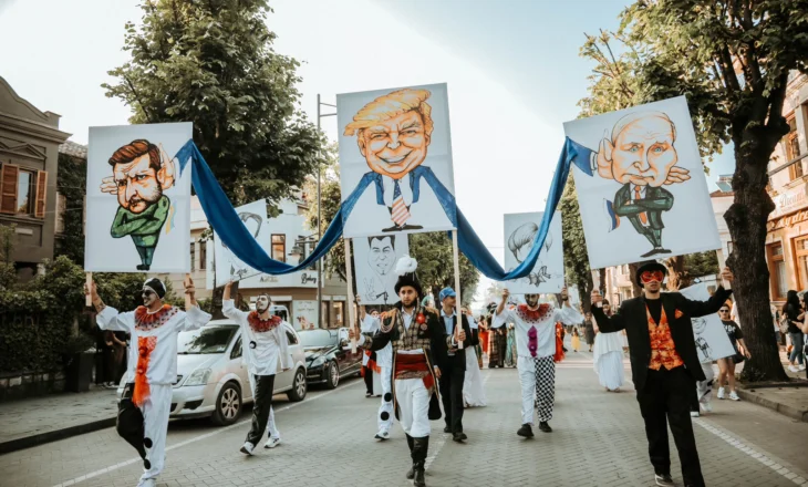 Korça çel verën me një shpërthim ngjyrash dhe emocionesh, karnavalet rikthejnë magjinë e festës së stinës festive