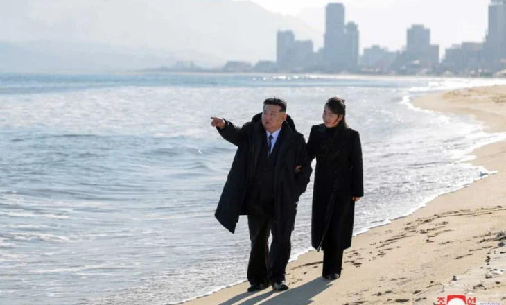 Koreja e Veriut i kthehet turizmit, Kim Jong-un hap resortin në bregdet