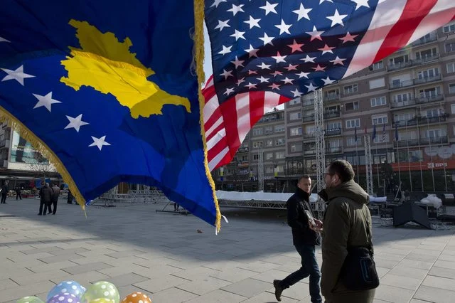 Kosova pranoi të strehojë emigrantët e dëbuar nga Amerika, Ambasada e SHBA: Vendi i parë në Evropë që e bëri këtë