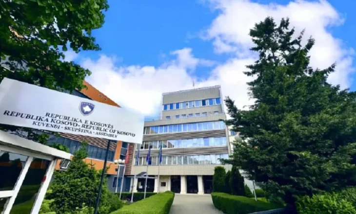 Kosovë/ Kushtetuesja urdhëron kostituimin e Kuvendit brenda 30 ditëve