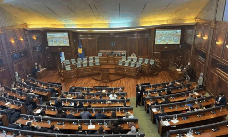 Kosovë/Në pritje të takimit të liderëve politikë, ndërpritet seanca për Kuvendin