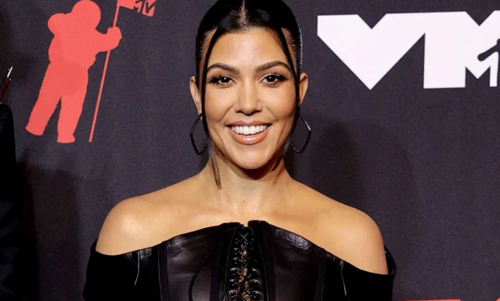 Kourtney Kardashian vlerësohet për mungesën në dasmën e Bezos: E vërtetë dhe me klas