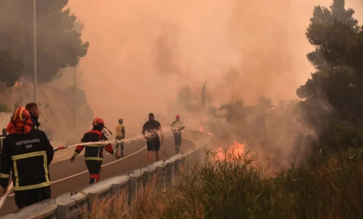 Kroaci, zjarr i madh pyjor në bregdetin e Adriatikut, pushuesit vrapojnë në panik