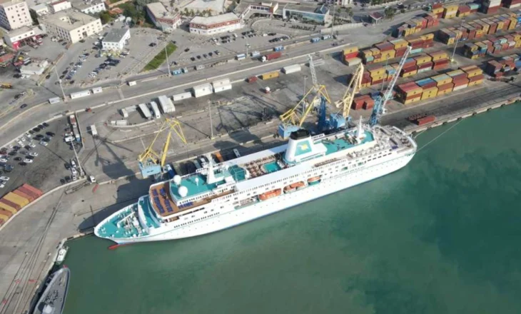 Kroçera “MV Deutschland” me 463 turistë në bord mbërrin në Portin e Durrësit