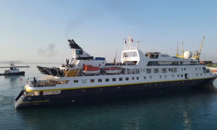 Kroçiera luksoze me mbi 100 turistë nga SHBA në Durrës