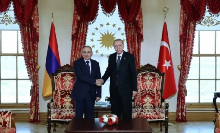 Kryeministri armen Pashinyan takon Erdoganin, në një vizitë ‘historike’ në Turqi