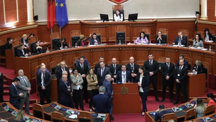 Kryeministri Rama rikthehet në Kuvend pas disa muajsh mungesë, opozita “braktis” sallën