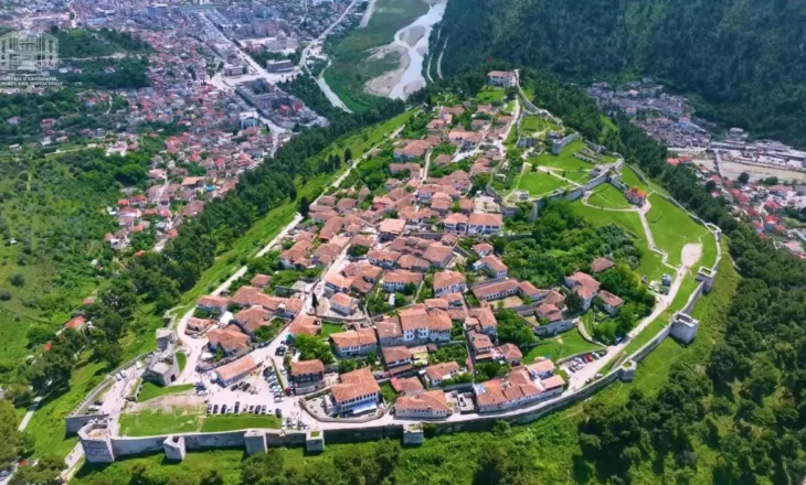 Kryeministri Rama sjell magjinë e Beratit, qytetit të një mbi një dritareve