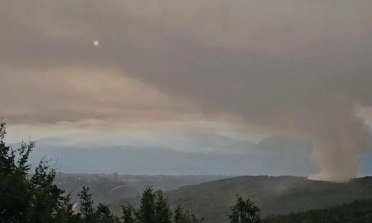 Kukës/ Përfshihet nga zjarri vendgrumbullimi i mbetjeve, tymi përhapet drejt qytetit dhe fshatrave përreth