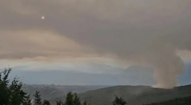 Kukës/ Zjarr në vendgrumbullimin e mbetjeve, tymi “pushton” zonën përreth