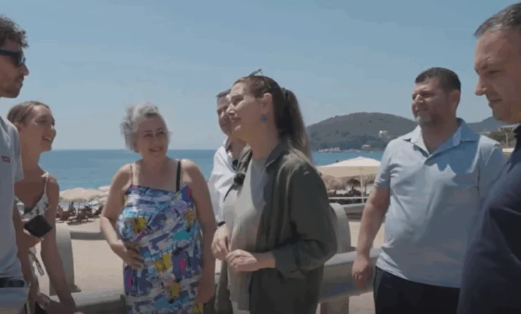 Kumbaro në Himarë, takohet me turistët: Këtë vit më shumë plazhe publike
