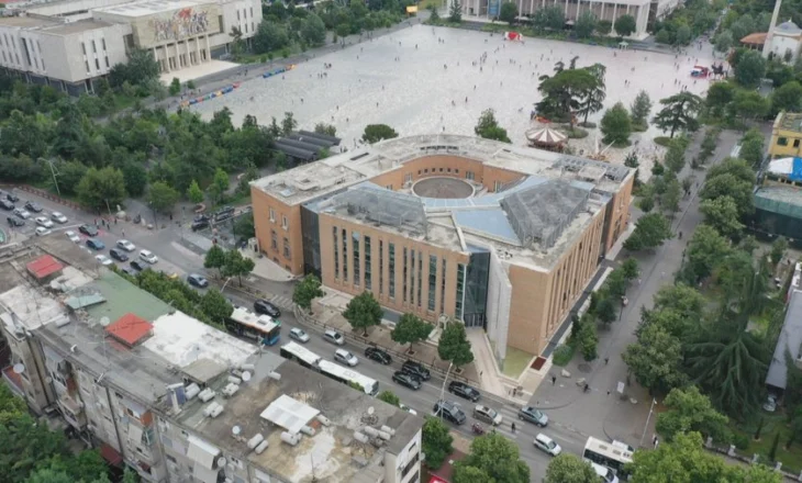 Kur kredia bëhet mënyrë jetese: Ndërtojmë, blejmë, udhëtojmë… me lekë që ende nuk i kemi në xhep