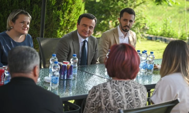 Kurti viziton familjen e Arbnor Spahiut, kërkon lirimin nga Serbia