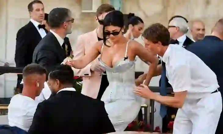 Kylie Jenner shkakton polemika në dasmën e Bezos: Fustani i saj mund ta ketë zemëruar Lauren Sanchez