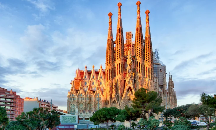 La Sagrada Família, tempulli i madhështisë së adhurimit të Zotit, lutja që shtrihet nga toka drejt qiellit