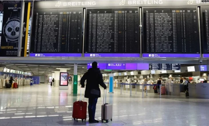 Lajme të këqija për pasagjerët/ Tani avionët mund të vonohen deri në 4 orë pa kompesim