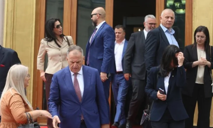 Largohen nga parlamenti në shtator, 82 deputetë do marrin gjysmën e pagës për 3 vite