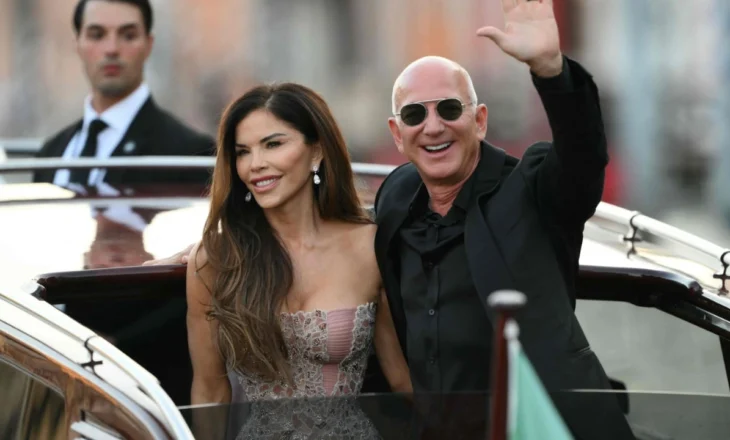 Lauren Sanchez në dasmën e ëndrrave! Fustan Versace, glam i Hollivudit dhe një lodhje që nuk fshihet
