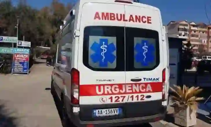Leu me benzinë dhe i vuri flakën fqinjit 75-vjeçar, arrestohet i riu në Librazhd