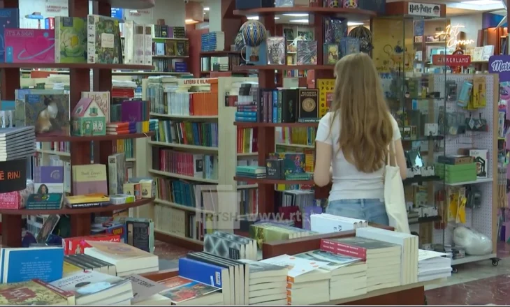 Libri, shoku i pushimeve verore, rriten blerjet në librari