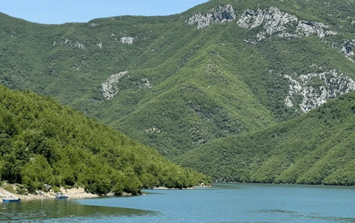 Liqeni i Komanit: Një udhëtim ku natyra të fal, por shteti të përbuz