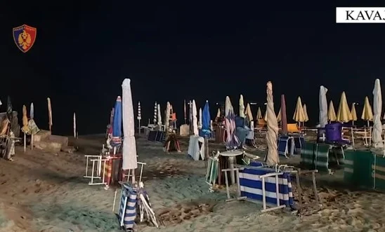 Lirohen hapësirat publike në plazhin e Golemit/ Sekuestrohen 190 çadra me shezlongë