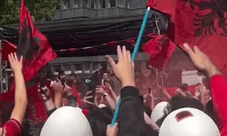 LIVE/ “Çohu Adem”! Mora Fjalë pushton zemrat e tifozëve të Shqipërisë, i këndojnë Kosovës para Serbisë (VIDEO)