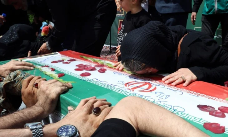 Lufta 12-ditore! Irani mban funerale publike për viktimat e sulmeve izraelite