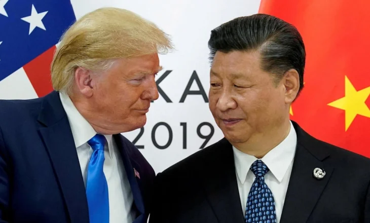 Lufta dhe paqja me Kinën, Trump “zbut” marrëdhëniet me Xi Jinping: Vulos marrëveshje tregtare!