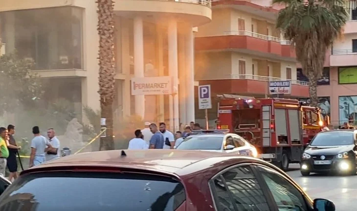 Lushnje/ Zjarri i shkaktuar nga kondicioneri rrezikon të shkrumbjë pallatin 12-katësh