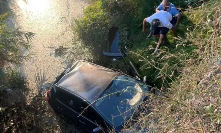 Makina del nga rruga dhe bie nga ura, plagoset shoferi në Delvinë