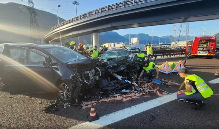 Makina futet kundravajtje në një autostradë në Itali duke shkaktuar aksident. Një i vdekur dhe pesë të plagosur