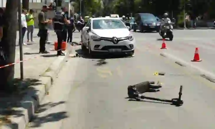 Makina përplasi 3 fëmijë me monopatinë në bulevard, eksperti rrugor: S’duhet të kalojnë 25 km/orë,drejtuesit të bëjnë..