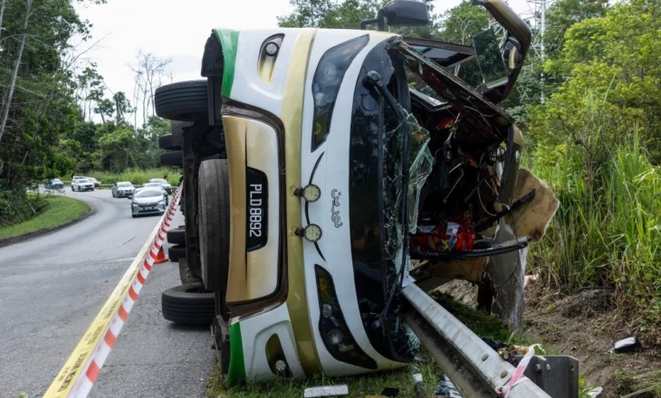 Malajzi/ Autobusi përplaset me një furgon, humbin jetën 15 studentë