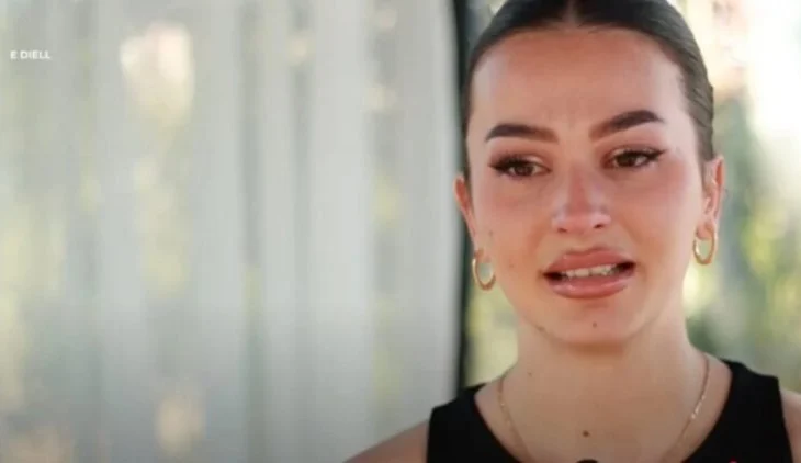 “Mami vr@u babin për të na shpëtuar ne”, modelja rrëfen historinë e saj tragjike