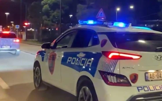 Manovra të rrezikshme në Tiranë, përplas me makinë 5 këmbësorë. Shpallet në kërkim