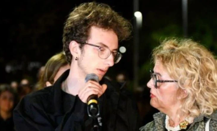 Marshimi për shqiptaren e vrarë nga ish-bashkëshorti në Itali, këshilltarja rajonale me të birin e viktimës: Pikëllim humbja e nënës nga duart e babait tënd