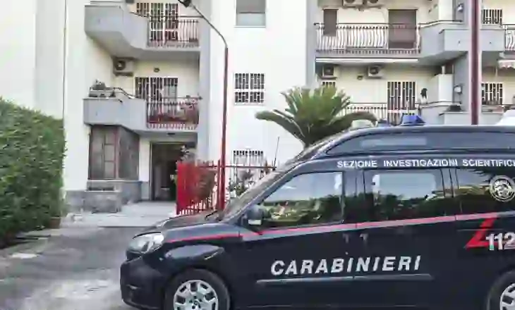 Masakër në Napoli! Nuk morën para nga pensioni i nënës, dy vëllezër mbysin me jastëk babain dhe e fshehin trupin brenda një arke