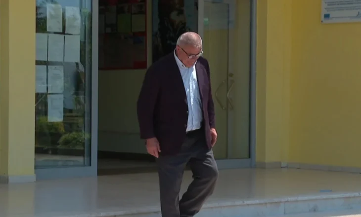 Maturanti 74-vjeçar ia del të marrë diplomën!