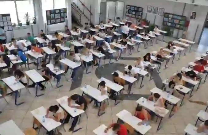 Maturës Shtetërore i erdhi fundi/ Nxënësit testohen sot në Lëndën me Zgjedhje