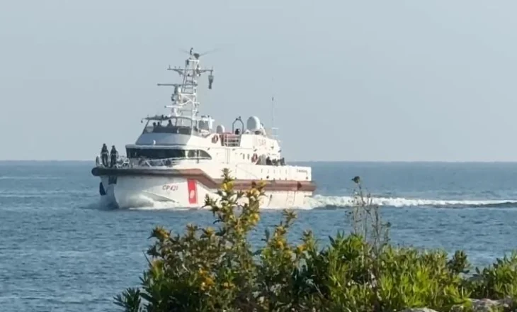 Mbërrin anija me 15 emigrantë në Portin e Shëngjinit