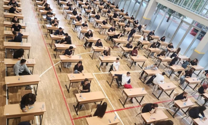 Mbi 27 mijë maturantë testojnë sot njohuritë në provimin e Matematikës