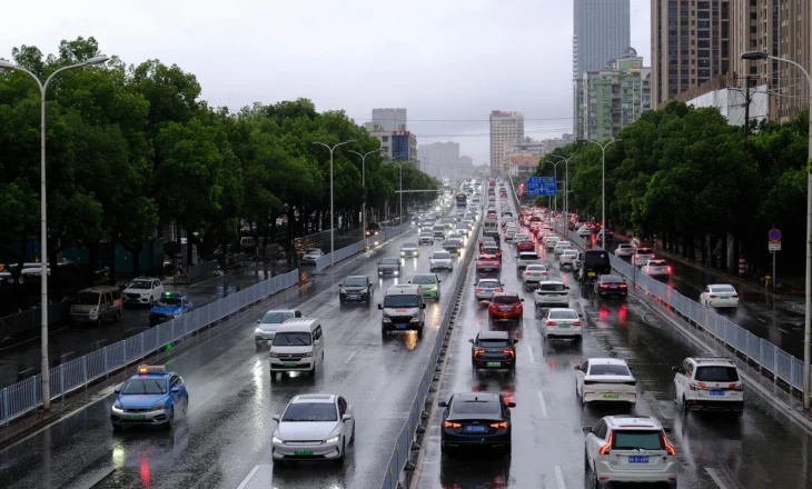 Mbi 53.000 persona u evakuuan në Kinën Qendrore për shkak të përmbytjeve