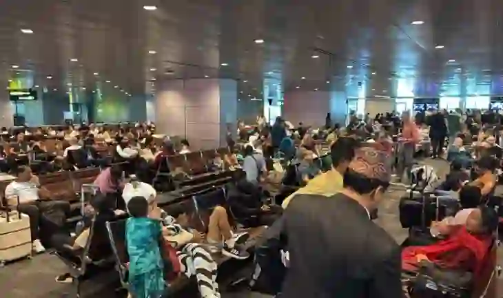 Mbyllja e hapësirës ajrore/ Kaos në aeroportin e Dohas, mijëra pasagjerë të bllokuar