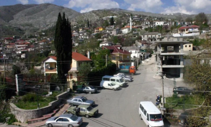 Me drogë dhe armë në shtëpi, arrestohet i riu nga Lazarati