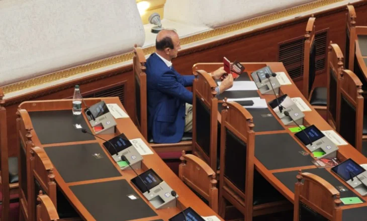 Me karton të kuq në dorë, i vetmi deputet opozitar në Kuvend që votoi kundër