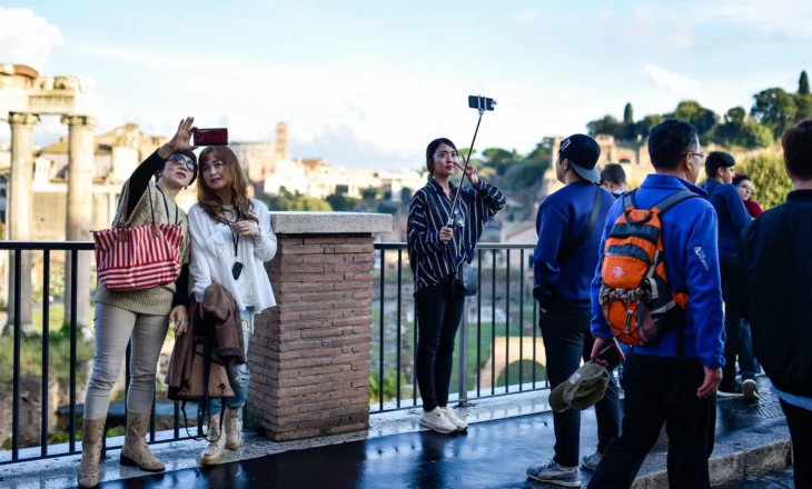 Më pak turistë amerikanë në Europë këtë verë, kinezët kompensojnë rënien